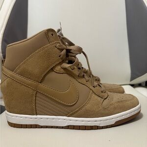 Nike Women’s Dunk Ski Hi Essential Desert Camo Wedge Sneakers- US 7